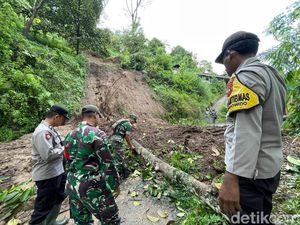Wisatawan Hati-hati, Jalur Telaga Ngebel Ponorogo Longsor Wisatawan Hati-hati, Jalur Telaga Ngebel Ponorogo Longsor