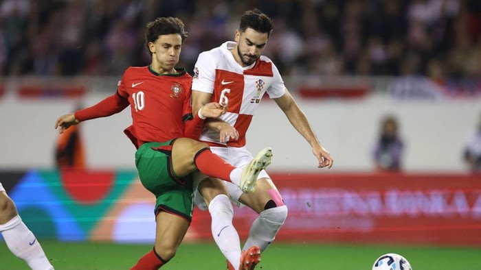 Portugals forward #10 Joao Felix (L) and Croatias defender #06 Josip Sutalo (R) fight for the ball during the UEFA Nations League, League A - Group A1 football match between Croatia and Portugal at the Poljud Stadium in Split, on November 18, 2024. (Photo by Damir SENCAR / AFP)