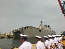 Melihat Megahnya Kapal HMAS Adelaide Milik ADF yang Sandar di Tanjung Priok