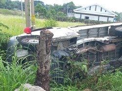 Hindari Pemotor, Mobil Gran Max Terguling Masuk Parit di Pedan Klaten