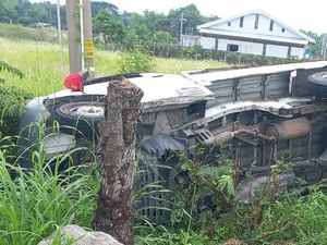 Hindari Pemotor, Mobil Gran Max Terguling Masuk Parit di Pedan Klaten Hindari Pemotor, Mobil Gran Max Terguling Masuk Parit di Pedan Klaten