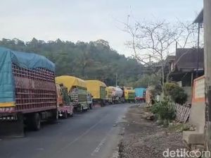 Jalan Poros Maros-Bone di Camba Diaspal, Pengendara Terjebak Macet 4 Jam Jalan Poros Maros-Bone di Camba Diaspal, Pengendara Terjebak Macet 4 Jam