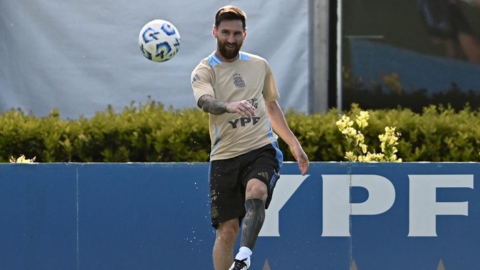 Soccer Football - World Cup - South American Qualifiers - Argentina Training - Lionel Andres Messi Training Ground, Buenos Aires, Argentina - November 18, 2024 Argentinas Lionel Messi during training REUTERS/Pedro Lazaro Fernandez