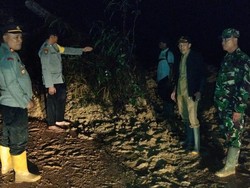 Tanah Longsor Tutup Akses Jalan Alternatif Trenggalek-Tulungagung