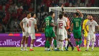 Indonesia harus bermain dengan 10 pemain di menit ke-90. Justin Hubner mendapat kartu kuning kedua akibat menghalangi pemain Arab Saudi yang berusaha mengambil tendangan bebas cepat.