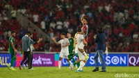 Skor 2-0 untuk kemenangan Indonesia pun bertahan hingga pluit panjang berbunyi.
