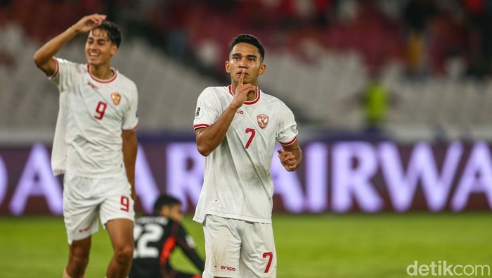 Timnas Indonesia vs Timnas Arab Saudi pada matchday ke-6 Grup C Kualifikasi Piala Dunia 2026 berlangsung di Stadion Gelora Bung Karno, Jakarta, Selasa (19/11). Marselino Ferdinan jadi pahlawan kemenangan Tim Garuda berkat dua golnya.