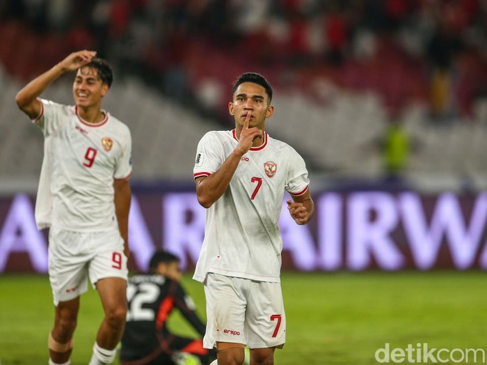 Timnas Indonesia vs Timnas Arab Saudi pada matchday ke-6 Grup C Kualifikasi Piala Dunia 2026 berlangsung di Stadion Gelora Bung Karno, Jakarta, Selasa (19/11). Marselino Ferdinan jadi pahlawan kemenangan Tim Garuda berkat dua golnya.