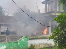Mobil Rombongan Pengantar Pengantin di KUA Bondowoso Terbakar
