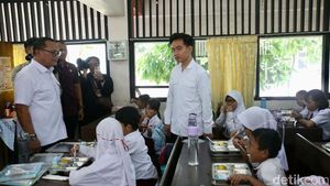 Momen Wapres Gibran Tinjau Uji Coba Makan Siang Gratis