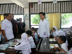 Momen Wapres Gibran Tinjau Uji Coba Makan Siang Gratis Momen Wapres Gibran Tinjau Uji Coba Makan Siang Gratis