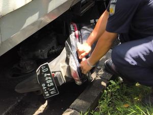 Motor Tertabrak KA Batara Kresna di Jalan Slamet Riyadi Solo Motor Tertabrak KA Batara Kresna di Jalan Slamet Riyadi Solo