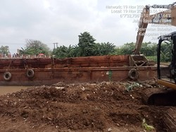 Penampakan Kapal Tongkang yang Hanyut hingga Tersangkut Jembatan Kali CBL