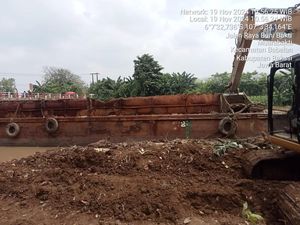 Penampakan Kapal Tongkang yang Hanyut hingga Tersangkut Jembatan Kali CBL Penampakan Kapal Tongkang yang Hanyut hingga Tersangkut Jembatan Kali CBL
