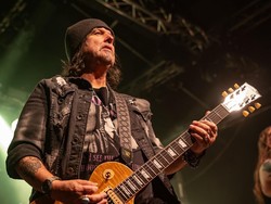 Phil Campbell Kesal Penonton Sibuk Merekam Bukan Nikmati Konser