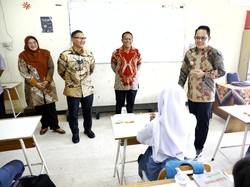 Pj Gubernur Jatim Tinjau Uji Coba Makan Bergizi di SMA-SMK Gema 45 Surabaya