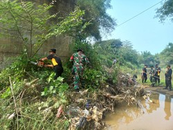 Polri-TNI di Ponorogo Bersih-bersih Sungai Cegah Banjir