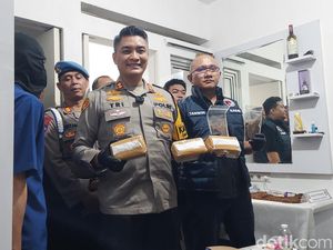 Polisi Gerebek Indekos di Bandung Tempat Produksi Tembakau Sintetis