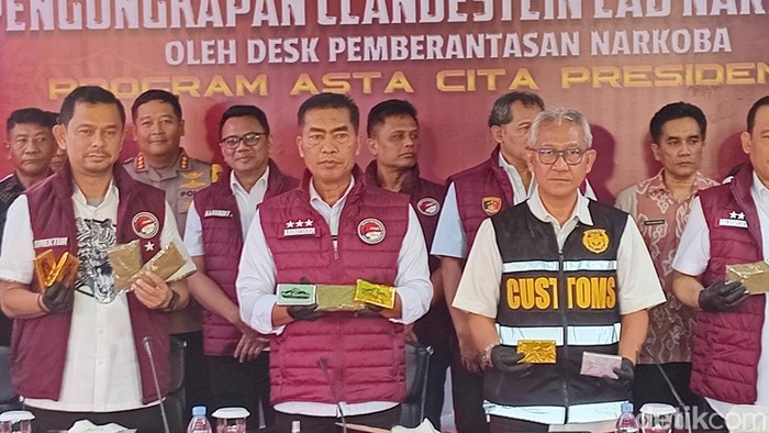 Polisi menyediakan barang bukti narkoba yang dibuat di laboratorium di Uluwatu, Bali, Selasa (19/11/2024). Polisi menyediakan barang bukti narkoba yang dibuat di laboratorium di Uluwatu, Bali, Selasa (19/11/2024).