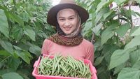 Pose Keren Melody Laksani Eks JKT48 Saat Kulineran dan Menanam Sayuran