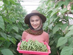 Pose Keren Melody Laksani Eks JKT48 Saat Kulineran dan Menanam Sayuran