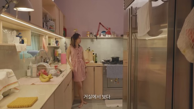 Potret ruang dapur rumah Gong Hyo Jin/ Foto: youtube.com/skykongkongkong Potret ruang dapur rumah Gong Hyo Jin