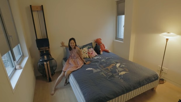 Potret ruang kamar tamu rumah Gong Hyo Jin/ Foto: youtube.com/skykongkongkong Potret ruang kamar tamu rumah Gong Hyo Jin