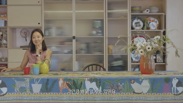 Potret ruang makan rumah Gong Hyo Jin/ Foto: youtube.com/skykongkongkong Potret ruang makan rumah Gong Hyo Jin