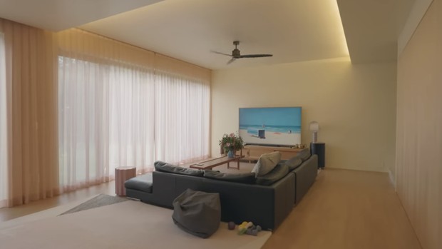 Potret ruang tamu rumah Gong Hyo Jin/ Foto: youtube.com/skykongkongkong Potret ruang tamu rumah Gong Hyo Jin