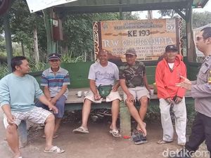 Polisi RW Sambang Desa Pastikan Keamanan Jelang Pilkada di Kota Batu Polisi RW Sambang Desa Pastikan Keamanan Jelang Pilkada di Kota Batu
