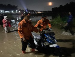 Ribuan Warga Terdampak Banjir Imbas Tanggul Jebol di Klapanunggal Bogor