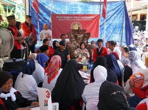 Risma Janji Selesaikan Masalah Pedagang Pasar Masyarakat di Sidoarjo