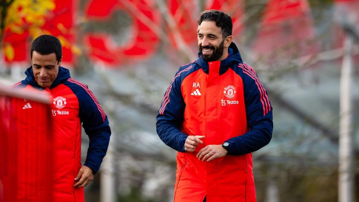 Gaya Ruben Amorim pimpin latihan Manchester United. (Foto: Ash Donelon/Manchester United via Getty Images)