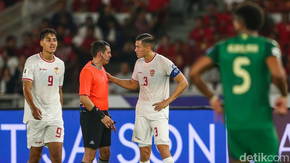 Rustam Lutfullin saat berbicara dengan Jay Idzes. Foto: Rifkianto Nugroho/detikcom