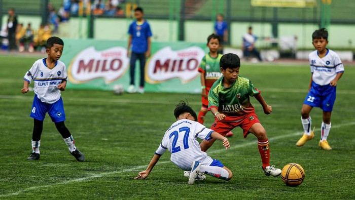 Peserta U-10 dan U-12 mengikuti babak penyisihan MILO National Championship di Stadion Siliwangi Bandung.