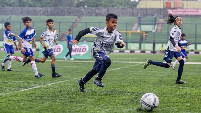 Semangat Peserta U-10 dan U-12 Tanding di Stadion Siliwangi Bandung Peserta U-10 dan U-12 mengikuti babak penyisihan MILO National Championship di Stadion Siliwangi Bandung.