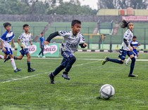 Semangat Peserta U-10 dan U-12 Tanding di Stadion Siliwangi Bandung