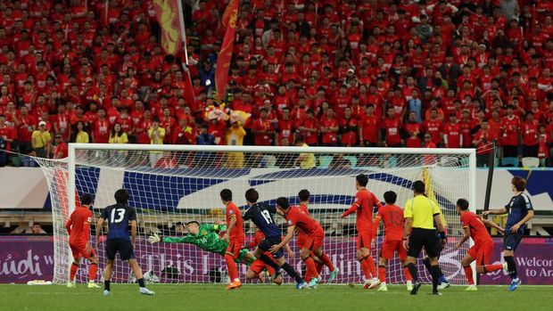 Soccer Football - World Cup - Asian Qualifiers - Third Round - Group C - China v Japan - Xiamen Egret Stadium, Xiamen, China - November 19, 2024 Japan's Koki Ogawa scores their first goal REUTERS/Florence Lo