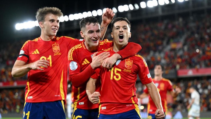 SANTA CRUZ DE TENERIFE, SPAIN - NOVEMBER 18: Bryan Zaragoza of Spain celebrates scoring his teams third goal from the penalty spot with teammates Pablo Barrios and Marc Casado during the UEFA Nations League 2024/25 League A Group A4 match between Spain and Switzerland at El Heliodoro Rodriguez Lopez stadium on November 18, 2024 in Santa Cruz de Tenerife, Spain. (Photo by David Ramos/Getty Images)