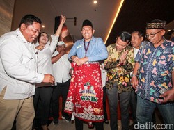 Perajin Beri Hadiah Subandi-Mimik Batik Usai Debat Pilbup Sidoarjo