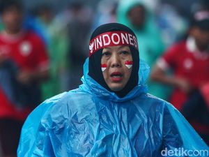 Suporter Rela Hujan-hujan untuk Dukung Timnas Indonesia di GBK Suporter Rela Hujan-hujan untuk Dukung Timnas Indonesia di GBK
