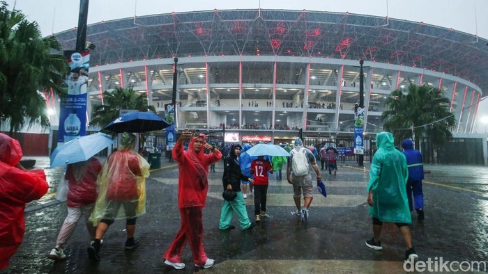 Suporter Rela Hujan-hujan untuk Dukung Timnas Indonesia di GBK Sejumlah penonton mulai berdatangan ke Stadion Gelora Bung Karno, Jakarta, Selasa (19/11/2024). Pertandingan Timnas Indonesia vs Arab Saudi digelar pukul 19.00 WIB, meski hujan masih turun antusias penonton tak meredup. Satu persatu penonton mulai berdatangan dengan menggunakan jas hujan.