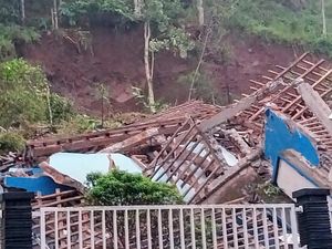 Rumah di Bruno Purworejo Tertimbun Longsor, 4 Penghuni Diduga Terjebak