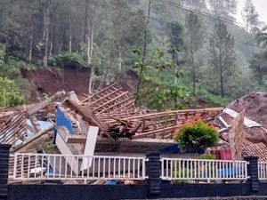 Video: Satu Keluarga Tewas Akibat Longsor di Bruno Purworejo