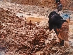 Viral Guru Berjuang Lewati Jalan Berlumpur di Sukabumi, Ini Faktanya