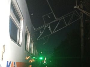Tiang LLA Miring Bikin KA Gumarang Tersangkut Diduga Akibat Pencurian Kabel Tiang LLA Miring Bikin KA Gumarang Tersangkut Diduga Akibat Pencurian Kabel