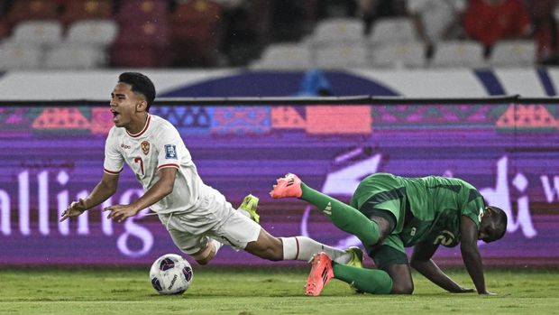 Pesepak bola Timnas Indonesia Marselino Ferdinan (kiri) berebut bola dengan pesepak bola Timnas Arab Saudi Saud Abdulhamid (kanan) pada pertandingan Grup C putaran ketiga Kualifikasi Piala Dunia 2026 Zona Asia di Stadion Utama Gelora Bung Karno, Senayan, Jakarta, Selatan (19/11/2024). ANTARA FOTO/Aprillio Akbar/YU