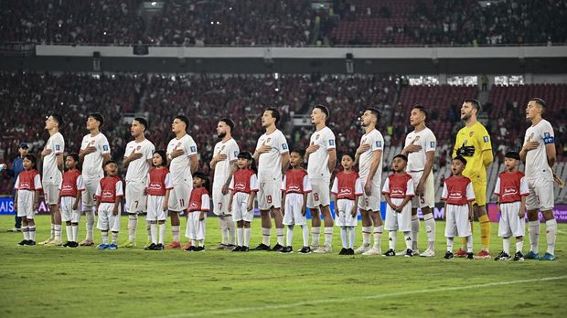 Pesepak bola Timnas Indonesia menyanyikan lagu Indonesia Raya sebelum melawan Timnas Arab Saudi pada pertandingan Grup C putaran ketiga Kualifikasi Piala Dunia 2026 Zona Asia di Stadion Utama Gelora Bung Karno, Senayan, Jakarta, Selatan (19/11/2024). ANTARA FOTO/Aprillio Akbar/YU
