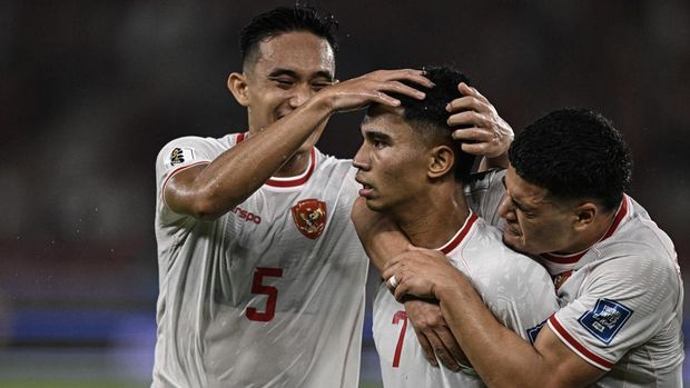 Pesepak bola Timnas Indonesia Marselino Ferdinan (tengah) bersama rekan senegaranya Rizky Ridho Ramadhani (kiri) dan Ragnar Oratmangoen (kanan) meluapkan kegembiraannya usai mencetak gol ke gawang Timnas Arab Saudi pada pertandingan Grup C putaran ketiga Kualifikasi Piala Dunia 2026 Zona Asia di Stadion Utama Gelora Bung Karno, Senayan, Jakarta, Selatan (19/11/2024). ANTARA FOTO/Aprillio Akbar/YU