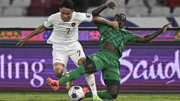 Timnas Indonesia melawan Arab Saudi Pesepak bola Timnas Indonesia Marselino Ferdinan (kiri) berebut bola dengan pesepak bola Timnas Arab Saudi Saud Abdulhamid (kanan) pada pertandingan Grup C putaran ketiga Kualifikasi Piala Dunia 2026 Zona Asia di Stadion Utama Gelora Bung Karno, Senayan, Jakarta, Selatan (19/11/2024). ANTARA FOTO/Aprillio Akbar/YU